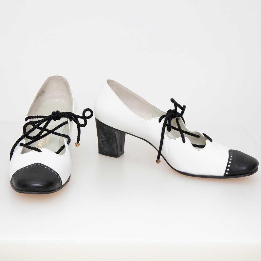 VINTAGE 1960s SAKS FIFTH AVENUE leather spectator lace up block heels 7.5